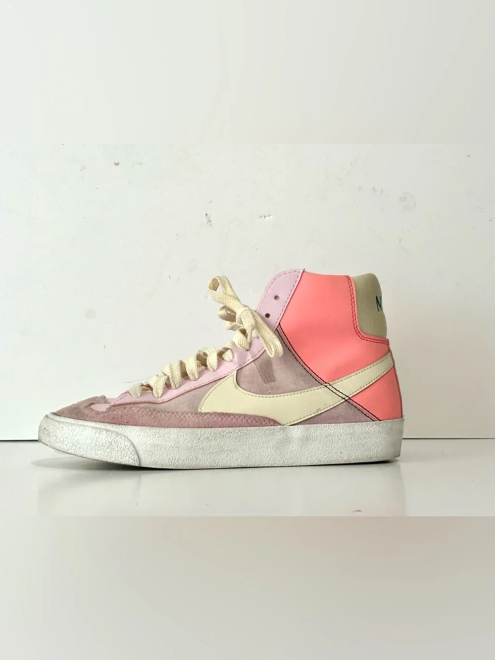 Kids Nike Blazer Mid 77 GS Trainers DQ0369 600 Pink/White Size 6Y